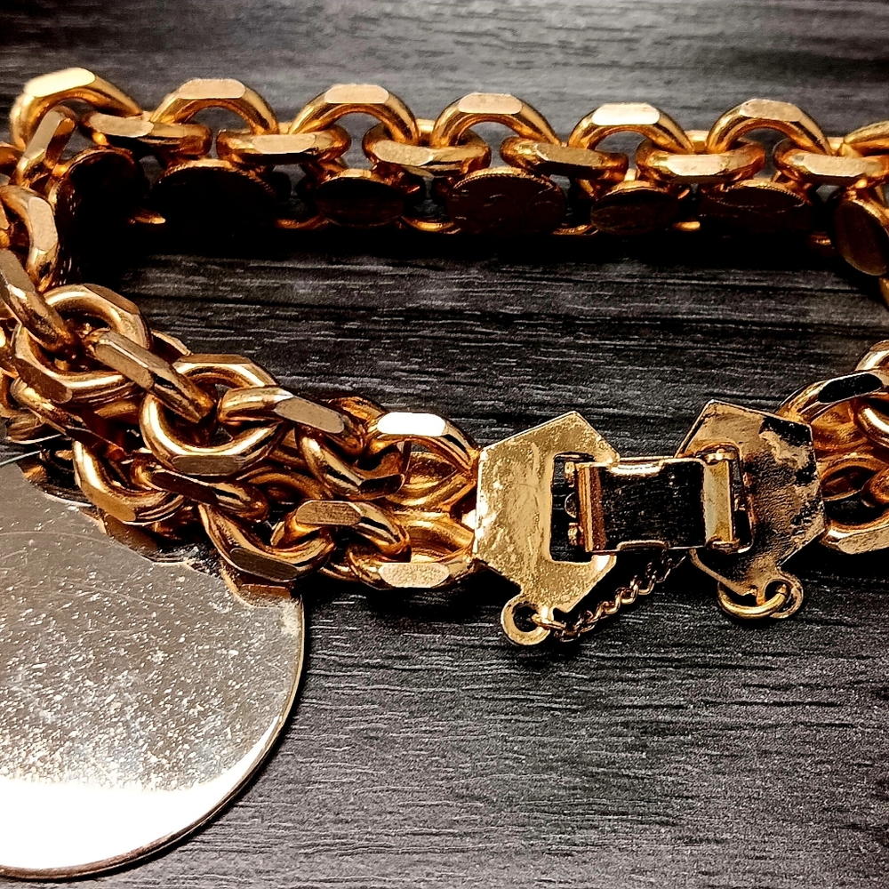 Gold tone charm bracelet with 1 charm
